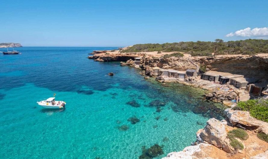 « Sable blanc, eau turquoise : Cala Bassa, une des Plages Magnifiques d’Ibiza. »