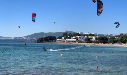 Vous connaissez la Cala Martina à Ibiza… Le Rendez-vous du Kitesurf ?