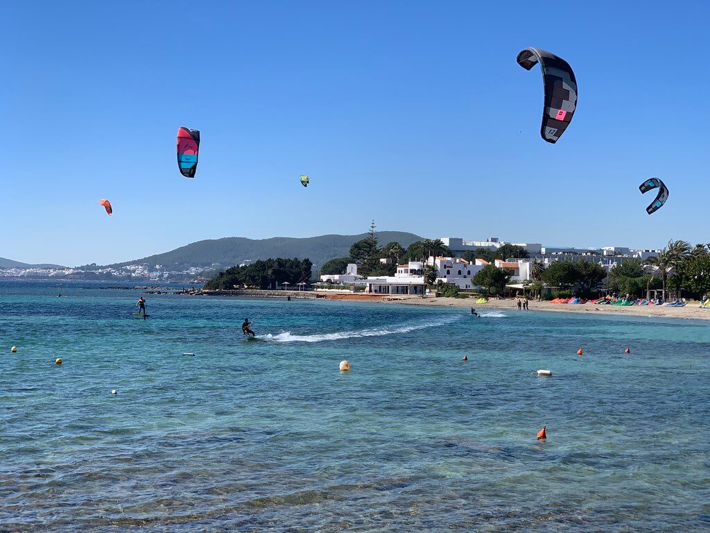 Vous connaissez la Cala Martina à Ibiza… Le Rendez-vous du Kitesurf ?