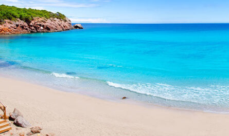 Cala Nova : mer turquoise et plage de sable doré …