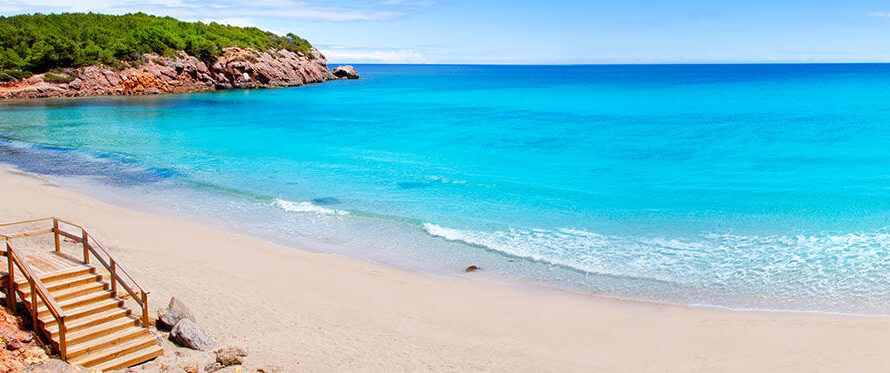 Cala Nova : mer turquoise et plage de sable doré …