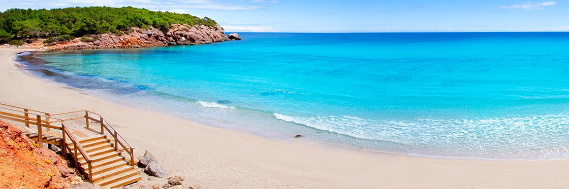 Cala Nova : mer turquoise et plage de sable doré …
